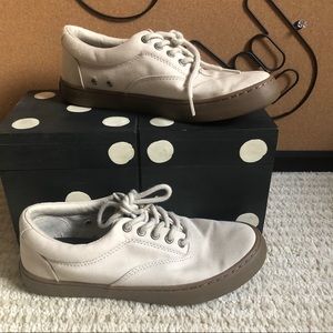 Tweens boys sperry cream color tennis shoes M4